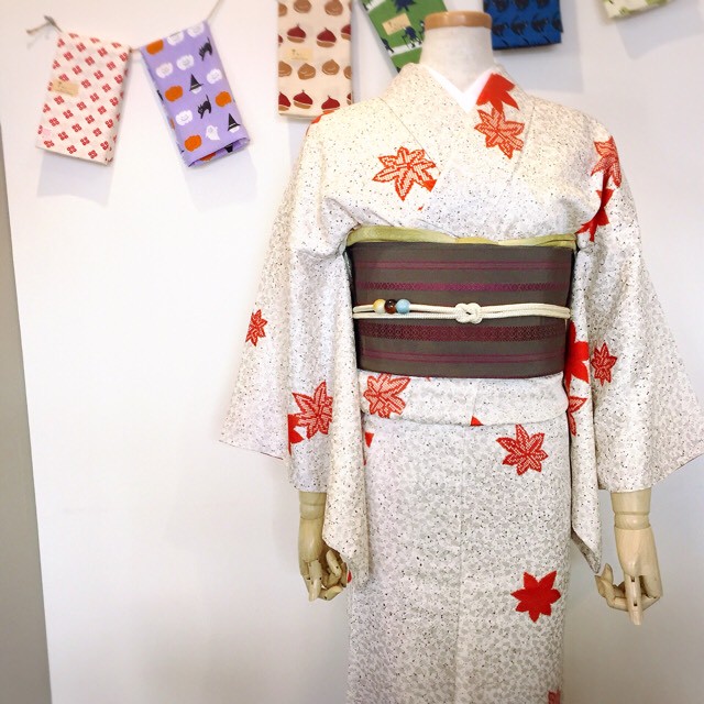 リサイクル着物 白地に紅葉柄の上品小紋 日本のモノと踊りnakaya