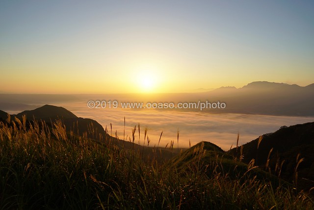 外輪山から見た日の出を迎える阿蘇の風景 Buyphoto