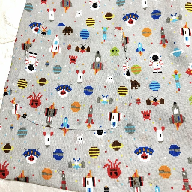 グレー ドット絵スペース柄 半袖スモック L110cm L 3 通園用のかわいいトートバッグや子供スモックhoshizora ほしぞら 通園用のかわいいトートバッグや子供用スモック Hoshizora ほしぞら