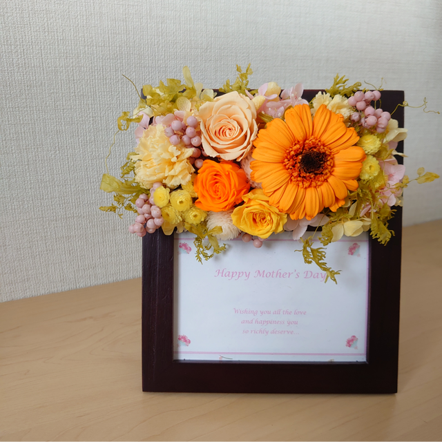 母の日の贈り物に オレンジのガーベラのフォトフレーム プリザーブドフラワーを使ったフラワーリースのお店 Flowermou