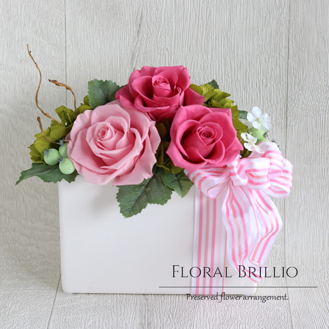 ピンクのプリザーブドフラワーアレンジ ギフトラッピング Parterre