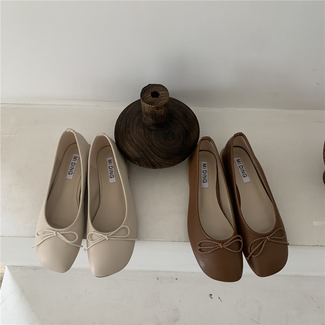 ウッド調ヒールリボンパンプス オールシーズン 甲浅 ブロッヒール スクエアトゥ 白 ホワイト 緑 グリーン 茶 ブラウン 合皮 マット ガーリー フェミニン エレガント きれいめ 美脚 脚長 履きやすい 韓国 レディースシューズ通販 Chami Shoes