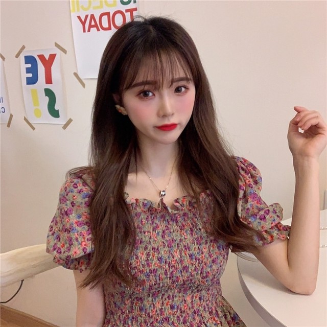 シャーリングブラウス 小花柄 スクエアネック パフスリーブ ペプラム プルオーバー ショート丈 花柄 フラワープリント フリル スリムフィット かわいい きれいめ ガーリー カジュアル おしゃれ デート 通勤 通学 おでかけ Crystalhk