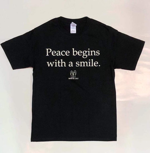 オリジナル 格言 Tシャツ Peace Begins With A Smile 名言 鎌倉 沖縄 修善寺 おさかなサンダル タピオコ 100 おきなわ産 Produced By White Lily