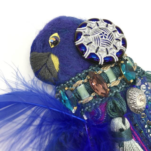 【IRODORI AZ】brooch 18 ルリコンゴウインコ