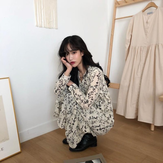 小花柄のプリーツワンピース プリーツワンピース 花柄 レトロ レディース 10代 代 30代 アラサー ワンサイズ ブラック ブラウン ホワイト ロング丈 マキシ丈 Vネック ハイウエスト ウエストマーク 脚長効果 シフォン 長袖 春 秋 Rb Z07 0003 Redbell