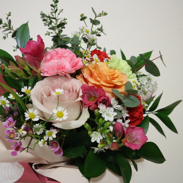 母の日 カーネーションのカラフルブーケ 東京花市場