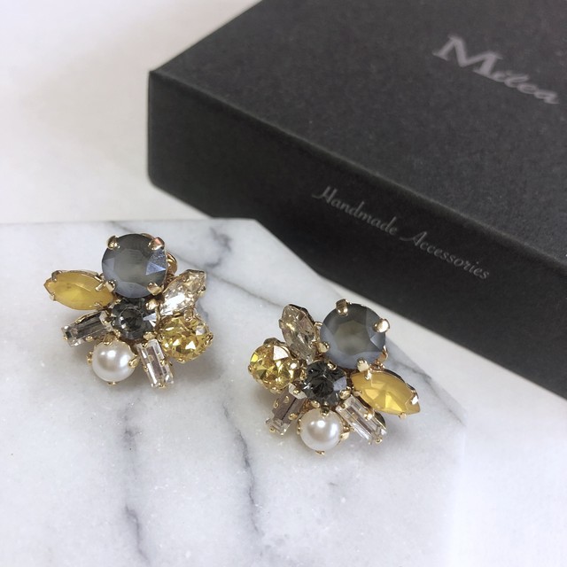 【ピアス】グレーとイエローのスワロフスキーピアス 人気アクセサリーピアス