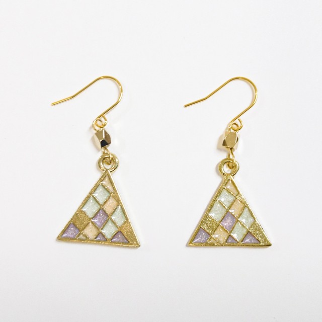 幾何学なモザイク模様の三角ピアス ハンドメイド Backlane