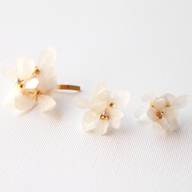 白いお花のポニーフックとピアスセット Anndekoko