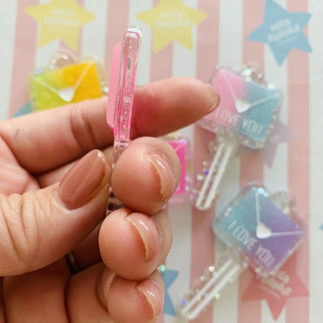 158 キラキラ鍵チャーム ラブレター デコパーツ プラパーツ 貼り付けパーツ ハンドメイド材料 ハンドメイドアクセサリー デコパフェ Decoparfait ハンドメイド材料