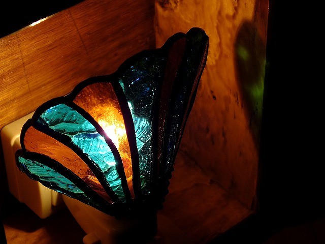 ナイトランプ 照明 ライト シェル模様 ブルー ブラウン ステンドグラス W3 Stained Glass のインテリア雑貨 小物の通販