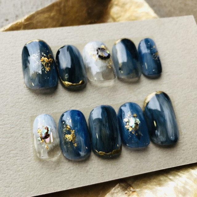 渋谷 原宿経験ネイリスト ブルー ネイビーニュアンス シェルやメタリック トレンドの素材 普段使いや結婚式にも Spice Candy House
