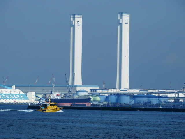 横浜港 東京電力横浜火力発電所 トゥイニー ヨコハマ の２本煙突を背景に水先案内船が見える横浜港の風景写真 Yokohama Pilot Boat At Yokohama Harbor Japan Yumemirutanuki