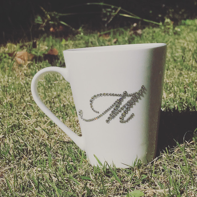 スワロフスキー R クリスタル使用 デコレーションイニシャルマグカップ スワロフスキーデコレーションショップ Onlydeco オンリーデコ