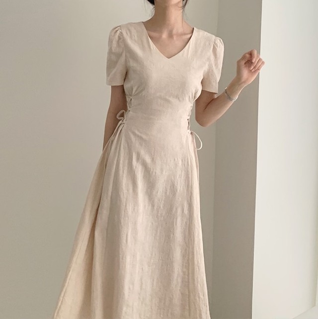 送料無料 2色 サイドレースアップ 半袖ワンピース 半袖 Vネック ロングワンピース ロング丈 ミモレ丈ワンピース ミモレ丈 フレアワンピース フレアシルエット リゾートワンピース サマーワンピース ハイウエスト 脚長効果 編み上げ りぼん リボン ウエストマーク 薄手 春