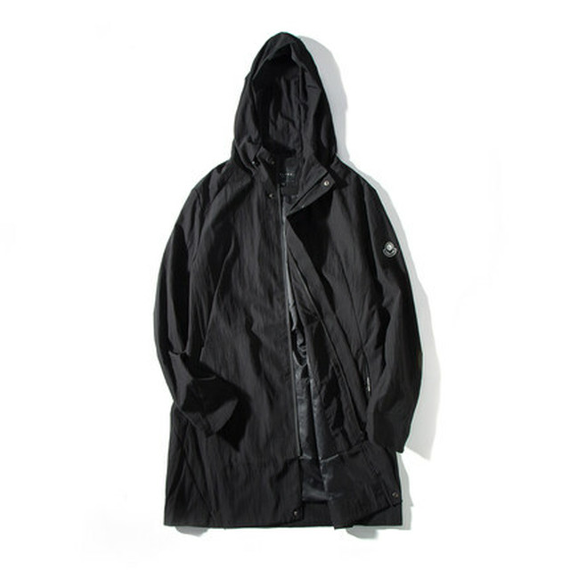 秋 冬シーズンに1枚持っていると便利 アウトドア スポーティーコーデに大活躍 メンズフード付きジャケット ブラックセレクトショップblack Dyed