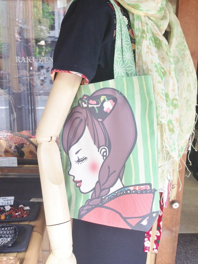 着物姿の女の子 イラストバック 緑色 横向き コジマナオコ Rakuzen