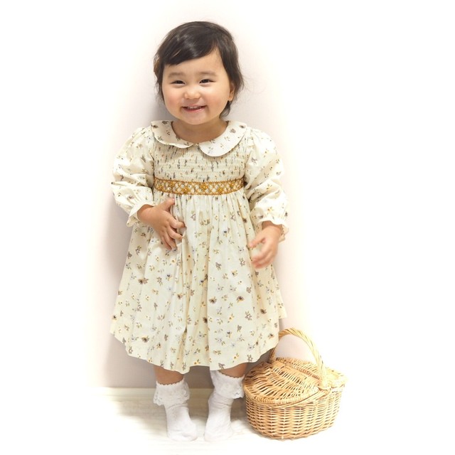 130 再再販 春秋ピッタリ スモッキングワンピース 胸元贅沢 シャーリング Heart Spring スモッキングワンピースと可愛い子供服