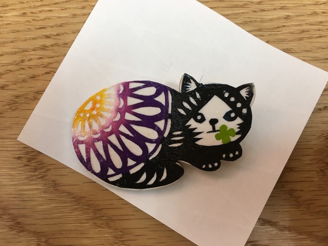 切り絵ブローチ ねこ 花 本は人生のおやつです