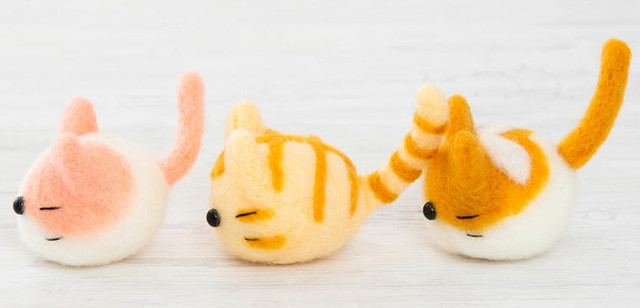 アクレーヌ スターターキット付き 三つ子のころころ猫ちゃん手作りキットのセット 営業日3 5日で出荷予定 フェルトで作るネコのぬいぐるみ マスコット 自由研究 花嫁diy ねこ手芸キット H441 528set 幸せデリバリー リングピローなどの結婚式アイテム 手芸用品