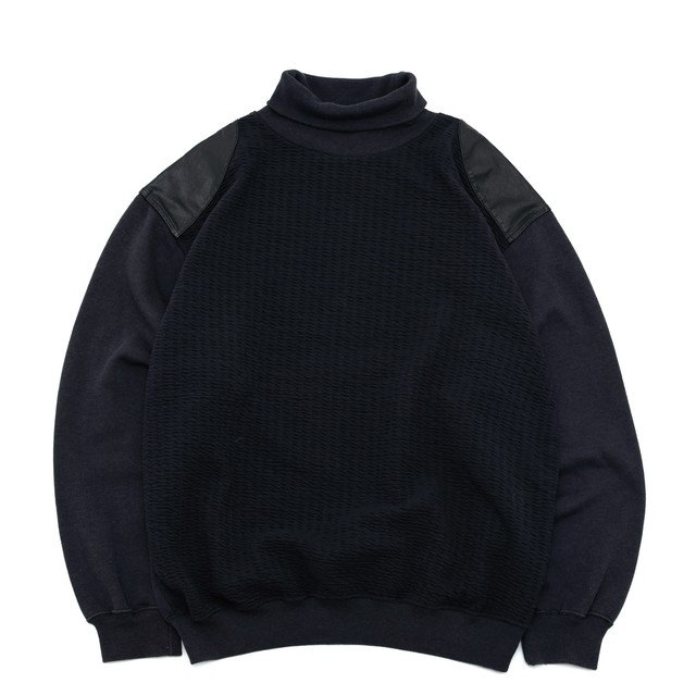 Leather switching turtle neck sweatshirt