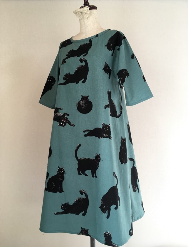 こなまいきな黒猫のワンピース 五分袖 Loosey Goosey