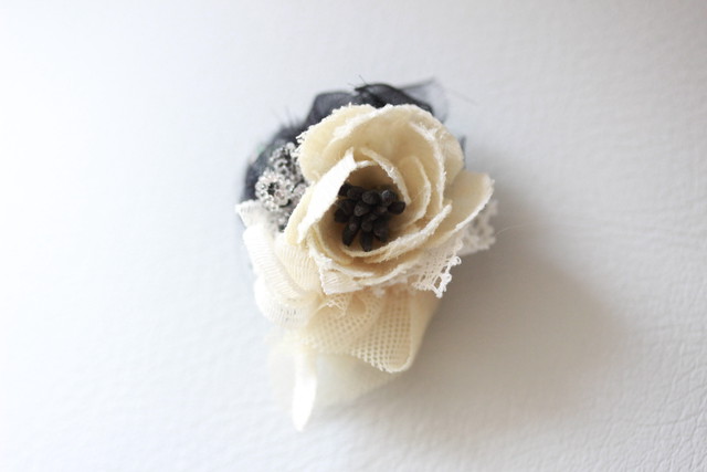 アンティークと小花のブローチ 人気 白系 布花 リボン レース アンティークチュール ブローチ Shiny Nana