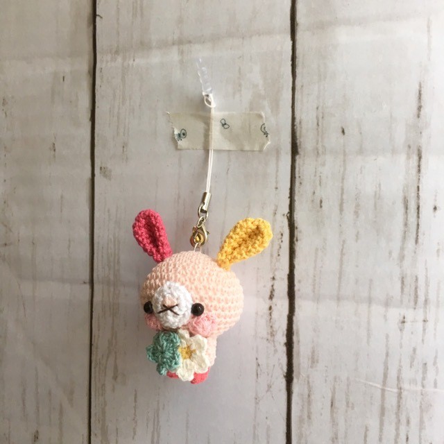 受注生産 小さなお花２つパッションピンク色 濃黄色淡ピンク色うさぎさん 鈴付きイヤホンジャックストラップ 動物編みぐるみ Kaki Amigurumi