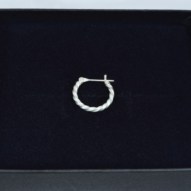 送料無料 シルバー925 ツイスト フープピアス Suxchill