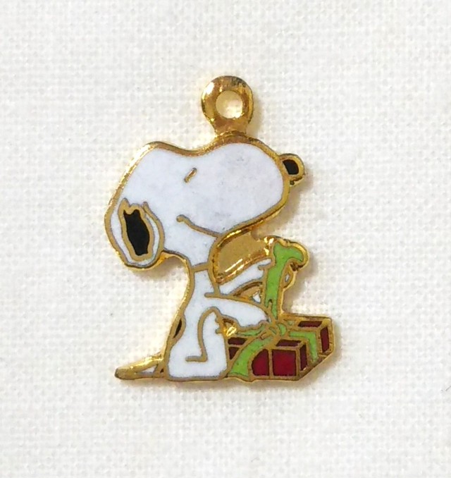 Snoopy Lapel Pendant Top プレゼントのリボンをほどくスヌーピー ラペルペンダントトップ チャーム アクセサリーパーツ 1970年代 未使用 Aviva Peanuts クリスマス ヴィンテージ Linus Blanket