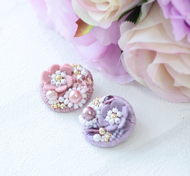 再販3 冬にうれしいふんわり手ざわり フェルトのお花とビーズ刺繍のブローチ 紫 ピンク Tash Tash