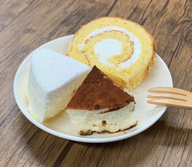 ティラミス レアチーズケーキ ロールケーキ3点セット ホールケーキはすべて4号サイズ 直径約12cm 高さ約4cm カップルや お子様3人くらいにぴったりのサイズです Back Taberun