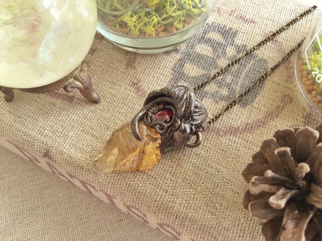 ゴールデンカルサイトxガーネット 竜のお守りペンダント 天然石ワイヤーアクセサリー専門店 Thistle