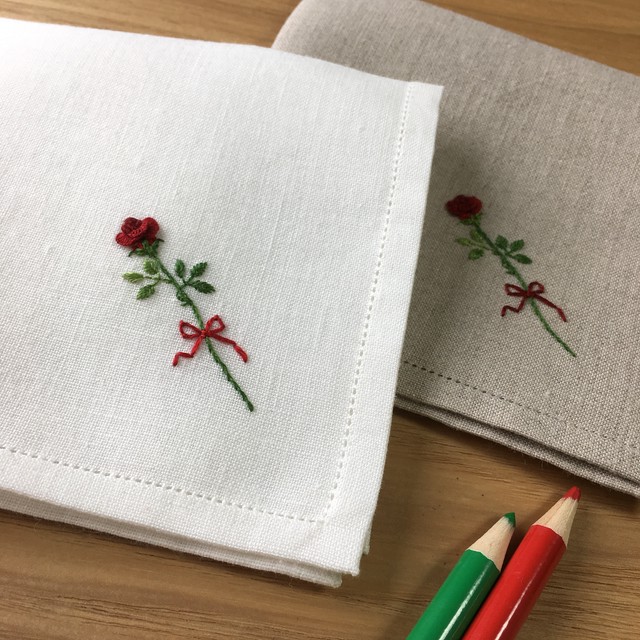 一輪の薔薇 手刺繍仕立てのリネンハンカチ セミオーダー ハンドメイド 刺繍 ハンカチ ハチの針