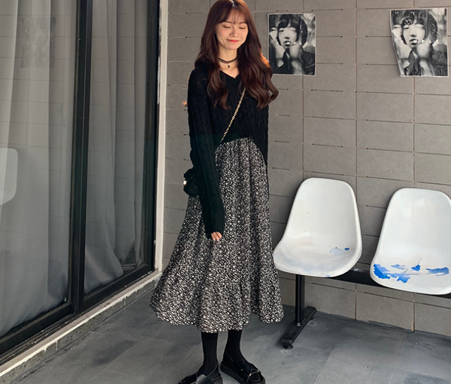 ヘビロテ確定のセットアップ ざっくりニット 小花柄ワンピース セットアップ ワンピース ニット 2ピース 2点セット バックシャン ケーブルニット トレンド バックリボン セーター ワンピ 小花柄 花柄 Vネック ロング丈 フレア Aライン レイヤード ママコーデ 春 秋