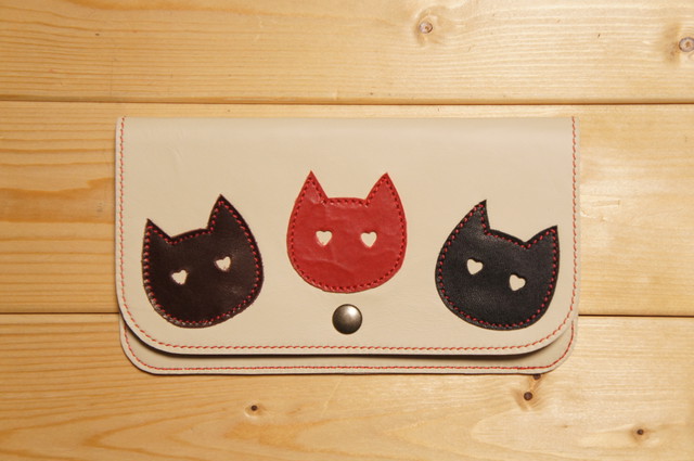 本革製 カード入れ付きお札も入る通帳ケース N012 猫のアップリケが可愛い通帳入れ アイボリー 1点物 Bossa革工房