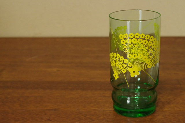 レトロポップ グリーンガラス 黄色い花柄タンブラー ガラスコップ グラス 水割りにも 昭和レトロ 古道具 暮らしの古道具 古箱屋