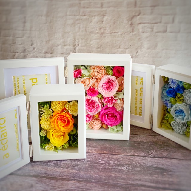 フォトフレームアレンジ ｍサイズ プリザーブドフラワー 枯れない花 お祝 結婚 還暦 お誕生日 新築祝い フラワーショップ フルラージュ