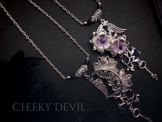 闇花ペンダント 紫 Cheeky Devil