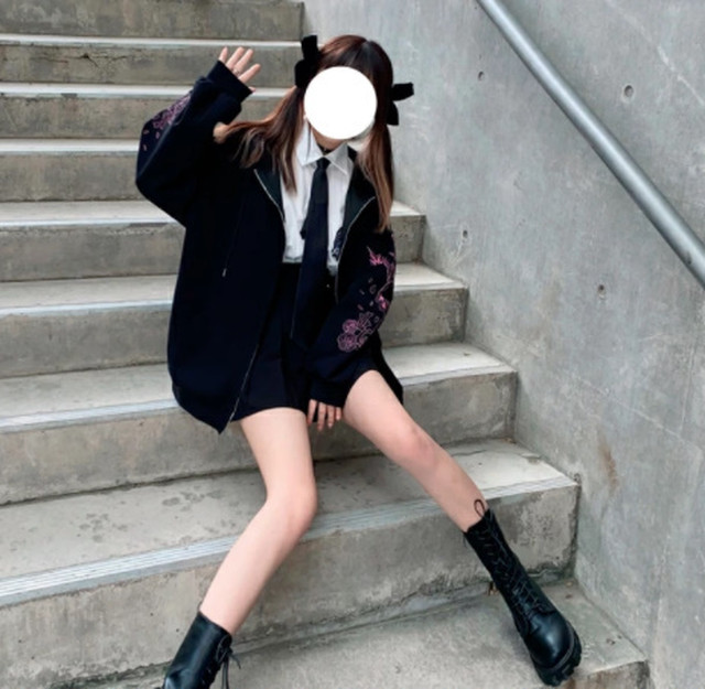 Top Mode トップス 春パーカー ドクロ 剣 刺繍 パーカー 髑髏 スカル バラ ゴシック ゴスロリ パンク ロック レトロ ラフ ゆったり お呼ばれ ブラック 黒 ニッチ Bitter シンプル 映え クール ママ 母 体型カバー ゴージャス ニッチ ハイストリート ゆったり オーバー