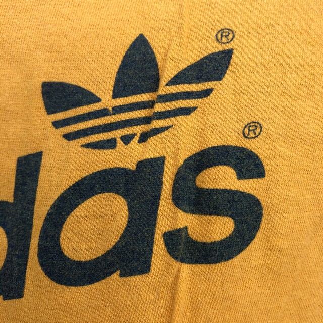 70 S Adidas アディダス 両面プリント ビンテージ Tシャツ スポーツ系 スポーツミックスコーデ マスタード トレフォイル ヴィンテージ古着 アンティーク商品取扱い Black Smith ブラックスミス ミッドセンチュリー 昭和アンティーク