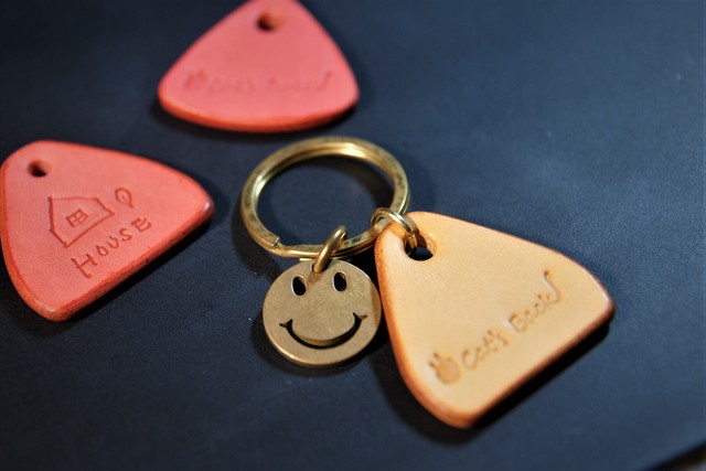 Smiley Faceの真鍮key Ring にこちゃんマーク 革道具miyazo