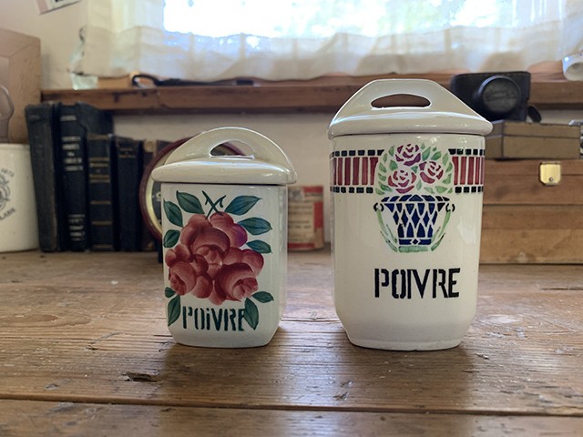 薔薇の絵柄がかわいい陶器のキャニスター Poivre 胡椒入れ A Apres Demain Brocante