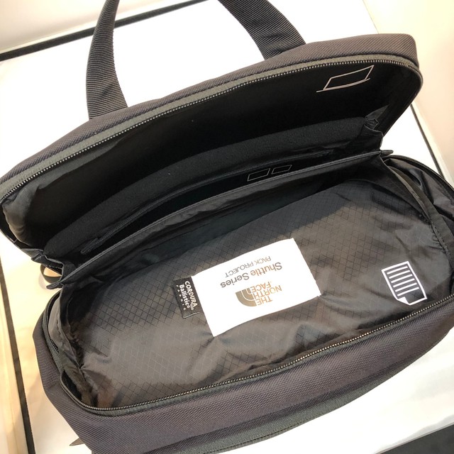 Shuttle Daypack Slim Black The North Face ザ ノースフェイス Fit Two フィットツー 上野のアウトドアショップ アパレル シューズ バック等の販売店