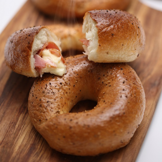 ブラックペッパー ベーコンのベーグル De Mage