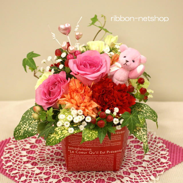 送料無料 母の日 生花アレンジ ピンクのクマさん付き バラとカーネーションのミルクboxフラワーアレンジメント Fl Md 905 Ribbon Netshop