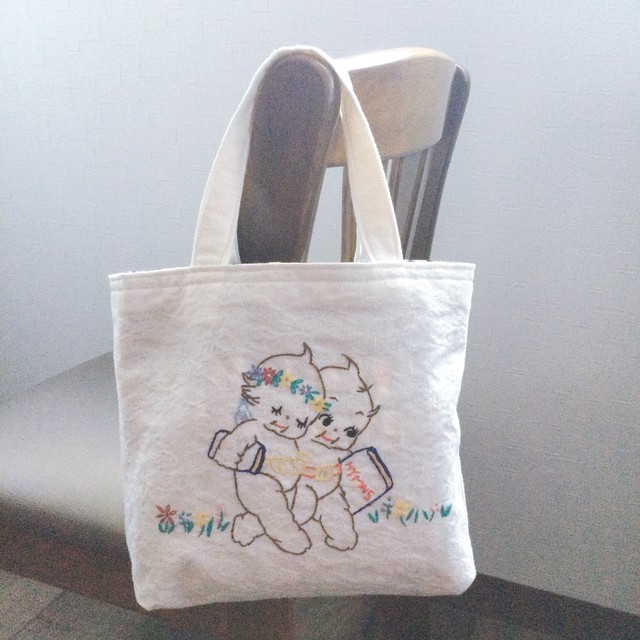 手作り刺繍バッグ 仲良く教会に行く姿が可愛いです Mamehana まめはな