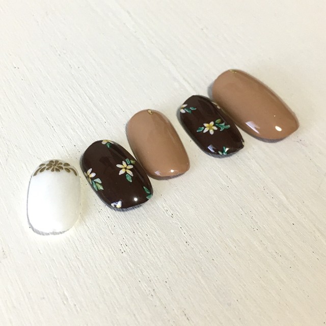 小花柄のブラウンネイル Atelier Branch