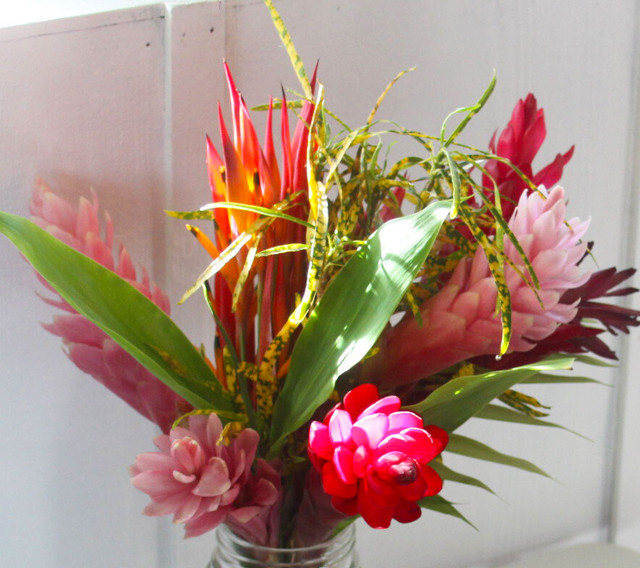送料無料 お母さんに感謝を込めて 今が旬 石垣島の甘ーいパイナップル ピーチ １個とトロピカルなお花セット Trop